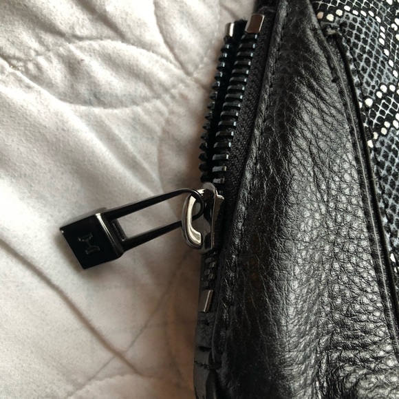 HALSTON HERITAGE AUTHENTIC! Leather purse w/embossed snake skin design. A Steal! - Picture 14 of 16